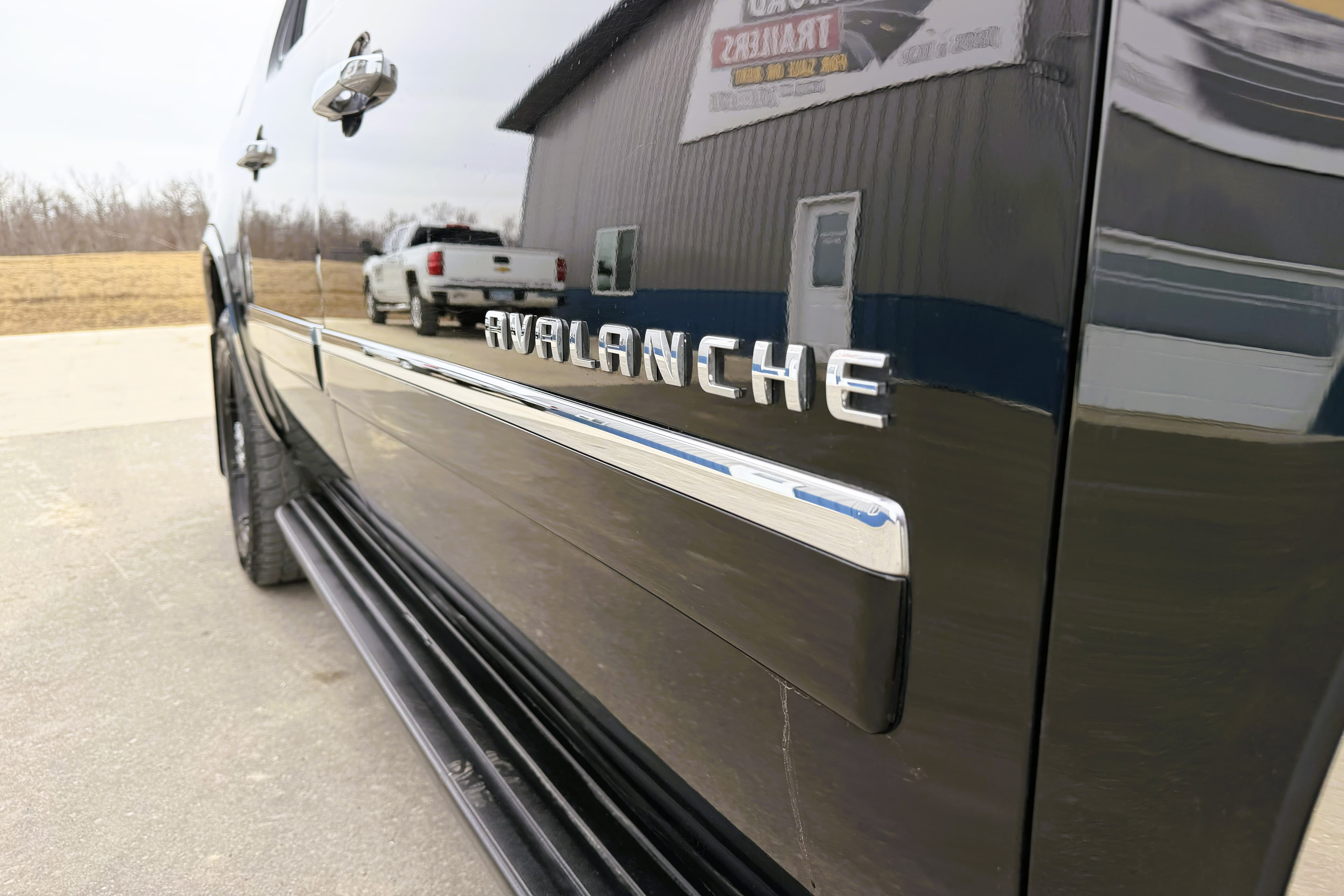 2013 Chevrolet Avalanche view 9