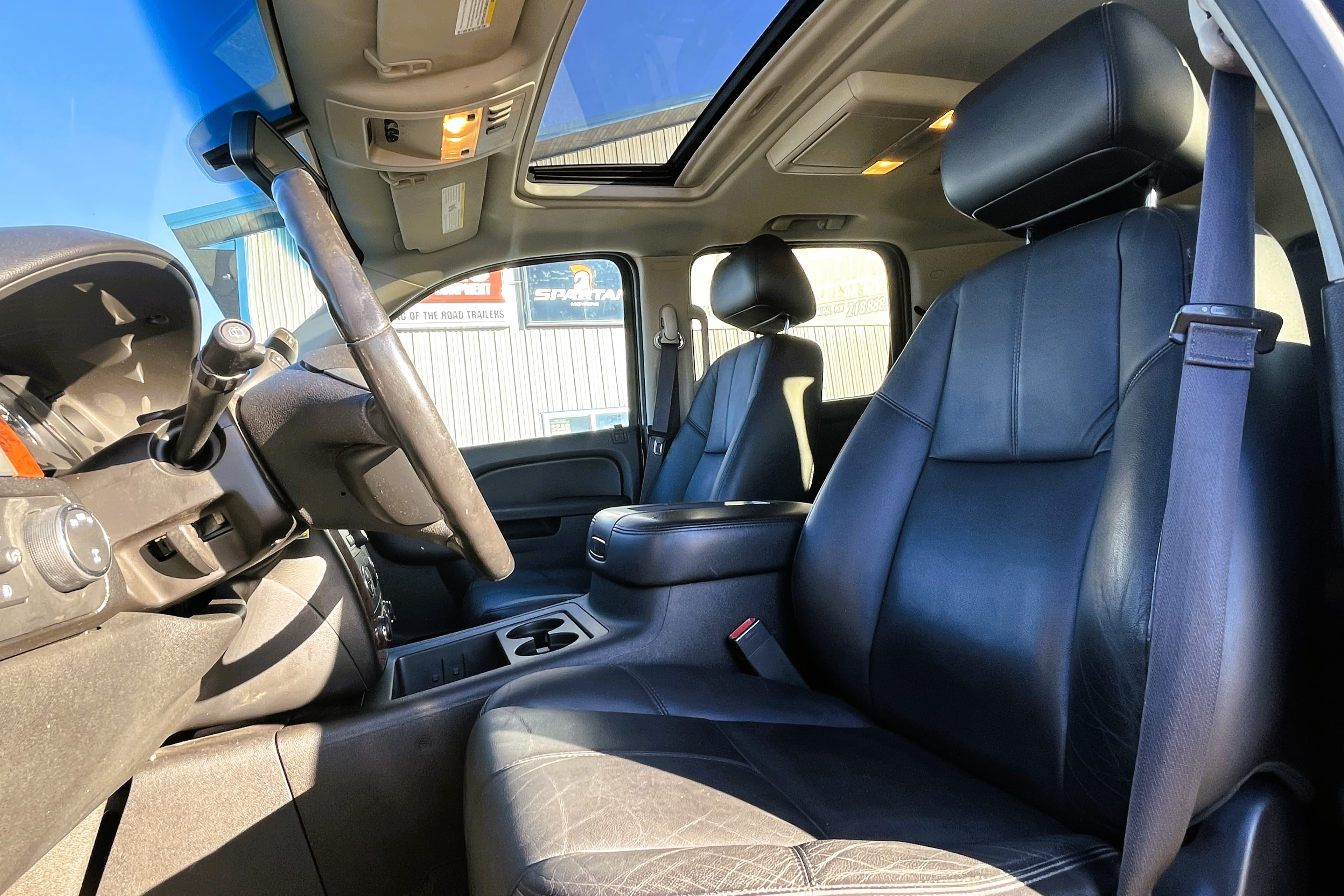 2014 Chevrolet Suburban view 13