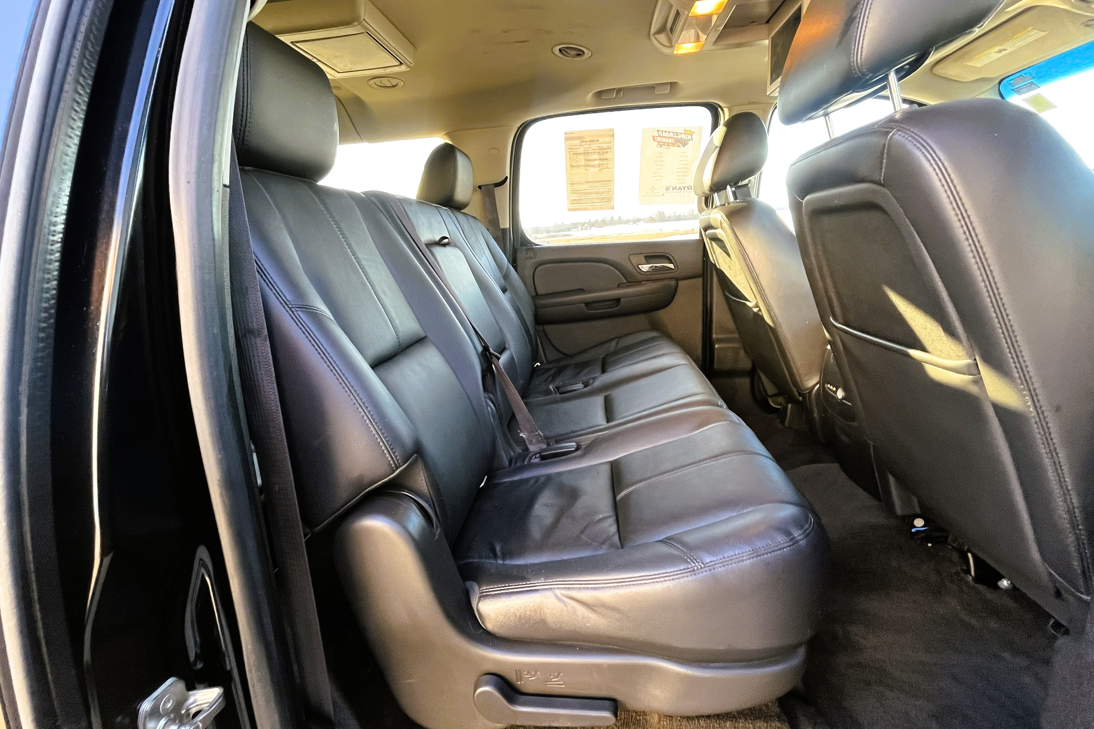 2014 Chevrolet Suburban view 18