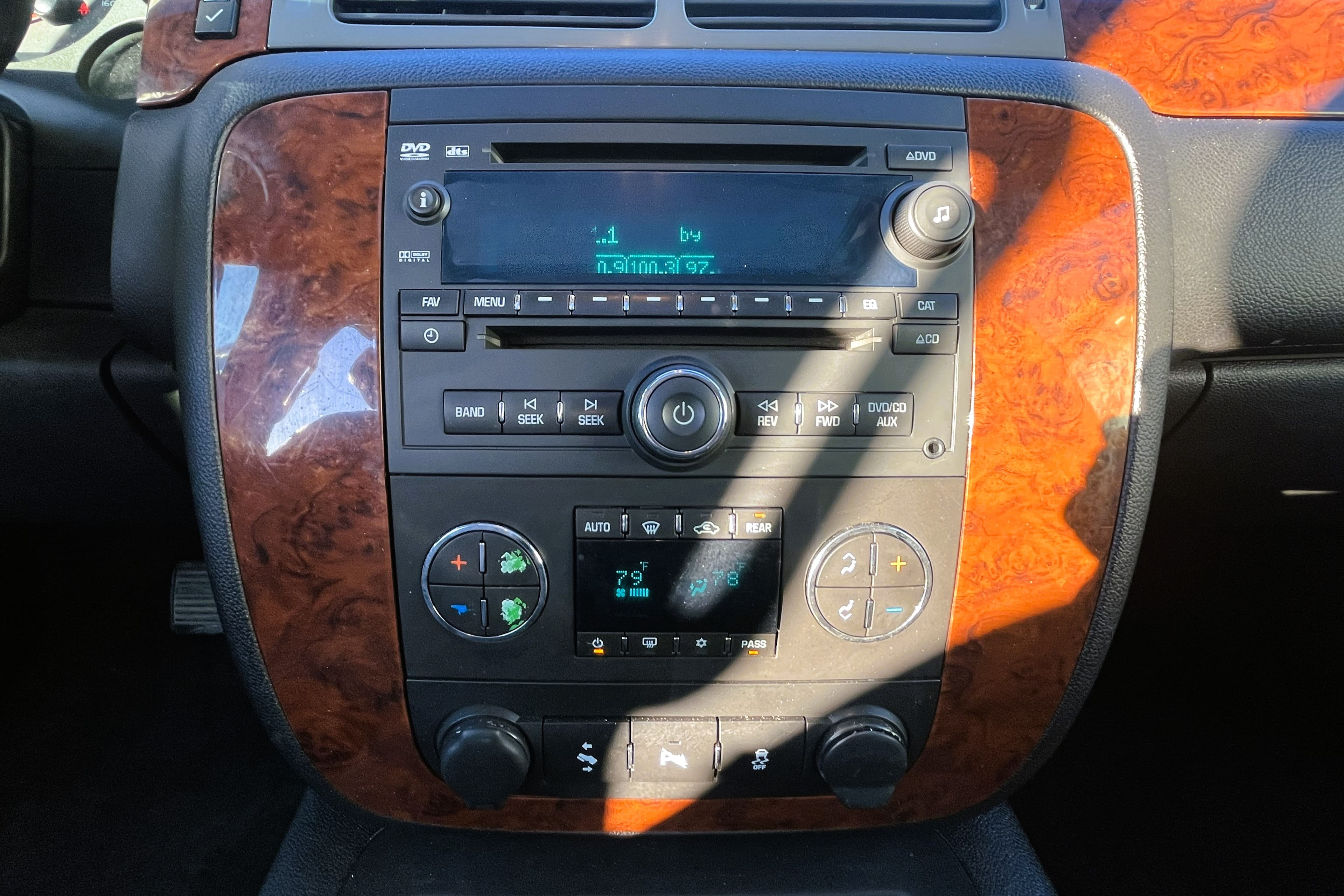 2014 Chevy Suburban view 16